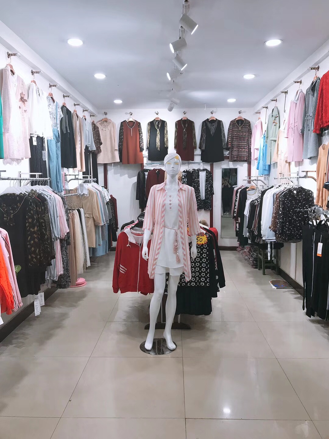 原創服裝店內部大廳與更衣室海報矢量圖 版權可商用，助力服裝服飾零售